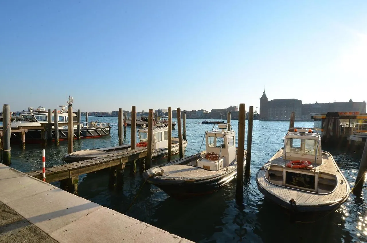 Guggenheim Next 10Pax, Aircond, Wifi Apartment Venice