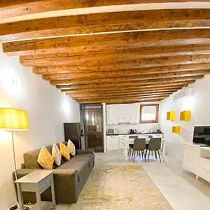Isa Lovely In Appartement